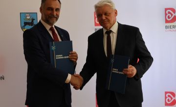 Starosta Bieruńsko-Lędziński gratulujący Burmistrzowi Miasta Bierunia